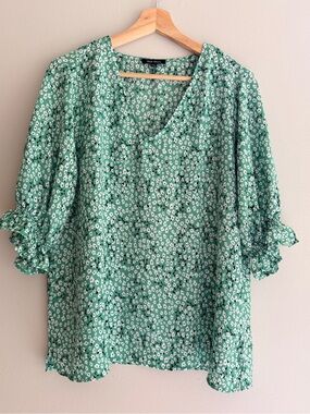 “Well Worn” Flowy Green Floral Ruffle Sleeve Blouse